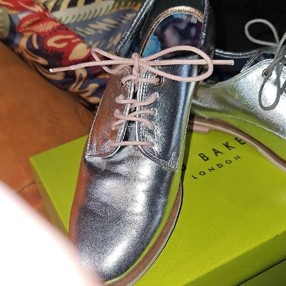 Ted Baker Silver Oxford Shoes with Pink Laces - Picture 4 of 11